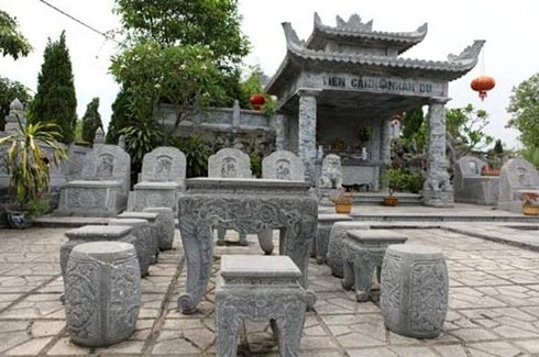 Tại Công viên nghĩa trang Vĩnh Hằng (Ba Vì – Hà Nội), khu mộ "Tiên cảnh nhàn du" được coi là ngôi mộ đắt nhất ở đây. Ngôi mộ được thiết kế kiên cố bằng đá, chạm khắc tinh xảo. Lăng mộ có giá 10 tỷ đồng.
